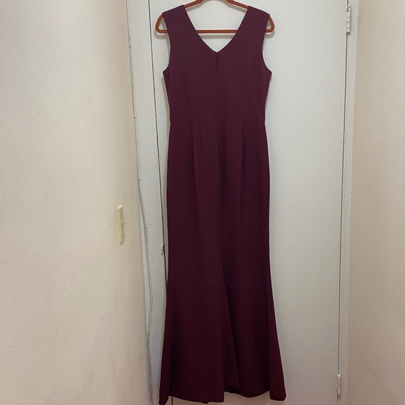 NWOT Sandra burgundy Plunge Crepe Trumpet Gown Size Large.
